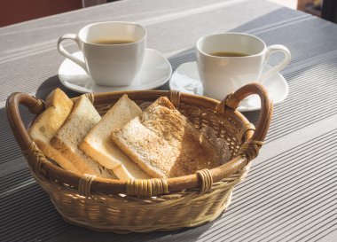 Sepet masada kahve ve tost