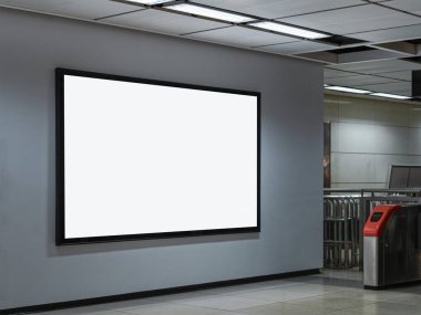 Boş beyaz afişi, kapalı metro istasyonlarının reklamını yap