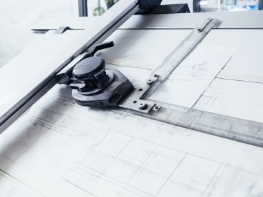 Mimari çizimler taslak plan üzerinde çalışma tablosu
