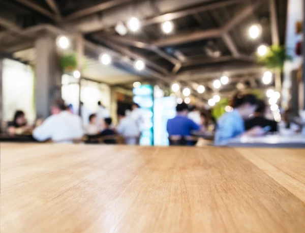 Bancone da tavolo in caffetteria con sfondo persone offuscate — Foto Stock