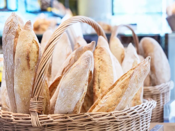 Baguette en Expositor de cestas en panadería —  Fotos de Stock