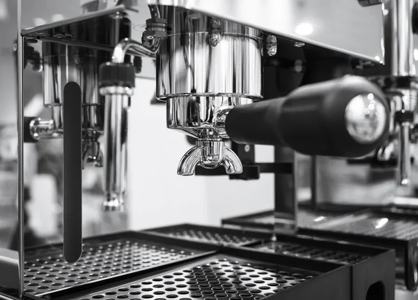 커피 기계 카페 레스토랑 흑인과 백인 — 스톡 사진