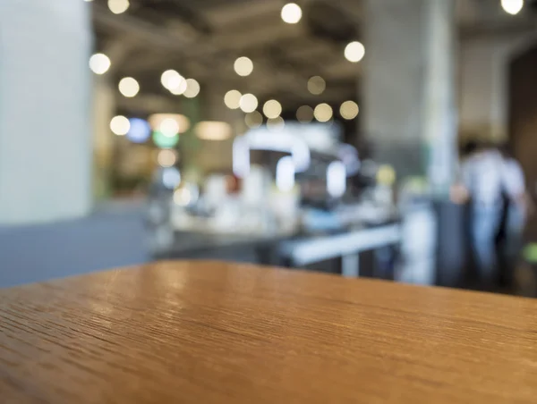 Tampo da mesa com pessoas desfocadas e loja de varejo fundo interior — Fotografia de Stock