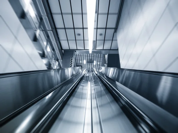 Escada rolante na estação de metrô Transporte Fundo — Fotografia de Stock