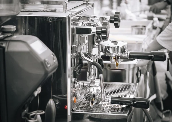 Coffee machine and barista in Restaurant cafe background — Stock Photo, Image