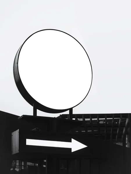 Mock up Beschilderung Leuchtkasten Kreisform mit Pfeil Richtung Zeichen — Stockfoto