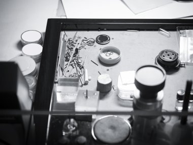 Ekipman çalışma masası üzerinde kol saatini tamir araçları