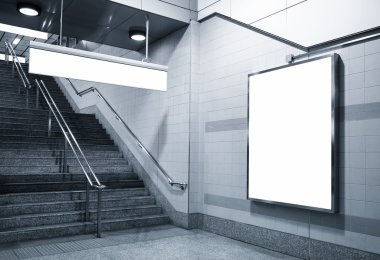 Billboard ve yön tabela metro merdivenleri ile sahte