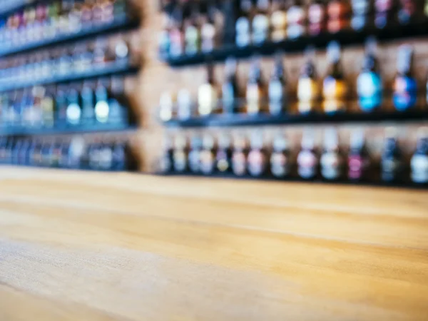Tablo üst Counter ile şarap likör bulanık görüntü şişe — Stok fotoğraf