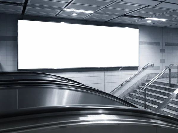 Üres vízszintes nagy Billboard sablon jel subway station — Stock Fotó