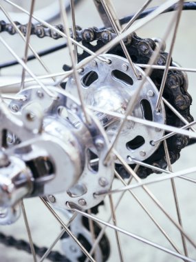 Bisiklet tekerleği bölümü zinciri ile yakın çekim 