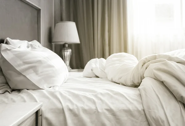 Cama colchão de lençóis e travesseiros interior quarto unmade — Fotografia de Stock