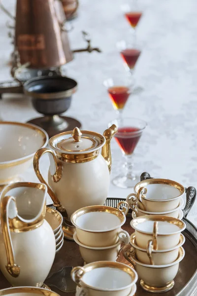 Mesa de comedor con juego de taza de té de porcelana y copa de vino —  Fotos de Stock