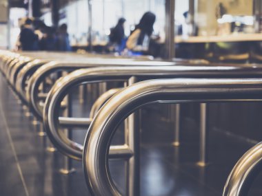 İnsanlar tren istasyonunda bilet gişesi bilet satın