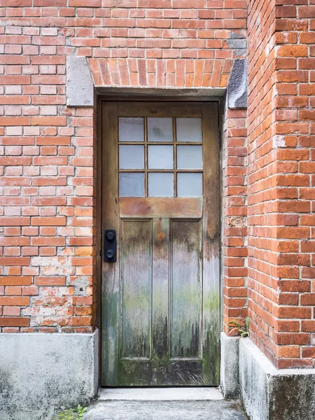 Dřevěné dveře na cihlovou zeď architektura detaily — Stock fotografie