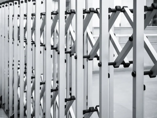 Выдвижная система безопасности ворот забора — стоковое фото