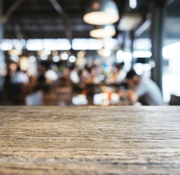 Tabel bovenaan teller Bar met wazig Restaurant Cafe achtergrond — Stockfoto