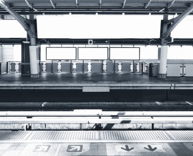 Poster afiş medya şablon ışıklı ekranını tren istasyonunda alay