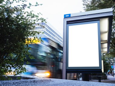 Otobüs istasyonu Billboard ışık kutusu cadde görünümü ile alay