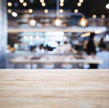 Tablo üst Counter bulanık insanlarla Restoran Salonu