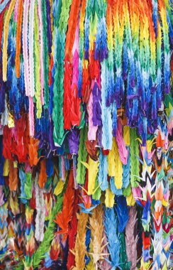 Origami-kağıt katlama renkli arka plan vinç