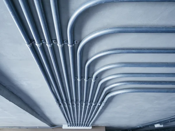 Sistem de țevi electrice pe perete de ciment Obiect industrial — Fotografie, imagine de stoc