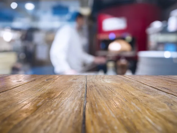 Tampo da mesa com Chef desfocado Cooking Pizza restaurante italiano — Fotografia de Stock