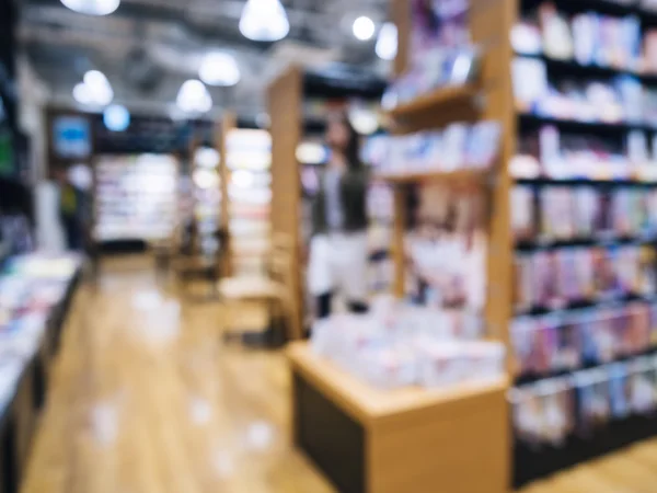Интерьер магазина Blur с книжной полкой и дисплеем — стоковое фото