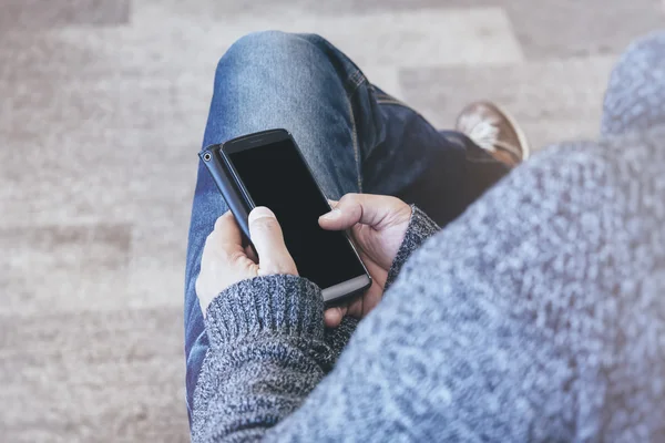 Adam akıllı telefon kullanarak boş ekran sosyal medya kavramı ile — Stok fotoğraf