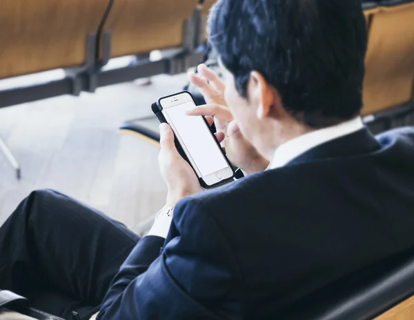 Sahte kadar boş ekran ile akıllı telefon kullanarak iş adamı — Stok fotoğraf