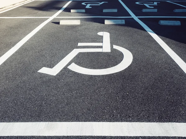Señal para discapacitados en silla de ruedas en el estacionamiento —  Fotos de Stock