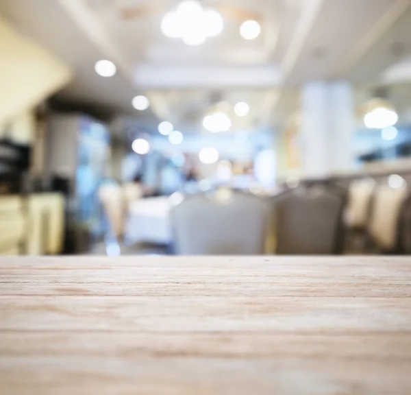 Deska stolu čítač s vnitřní pozadí rozmazané restaurace obchod — Stock fotografie
