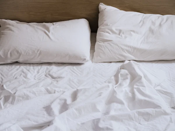 Colchón de cama y almohadas deshechas en el dormitorio — Foto de Stock
