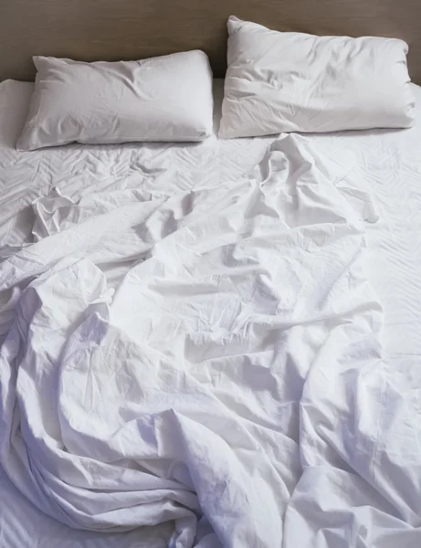 Cama colchón almohadas y manta estropeado en el dormitorio — Foto de Stock
