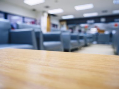 Bulanık kanepe bekleme odası ofis alanı ile üst sayaç masa