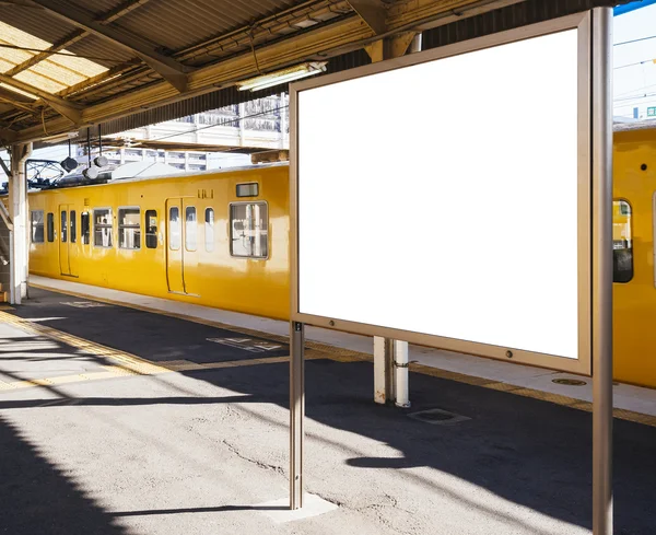 Scheda bianca Template alla stazione ferroviaria con trasporto pubblico — Foto Stock