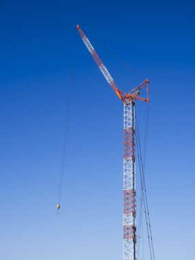 Mavi gökyüzü ile endüstriyel vinç