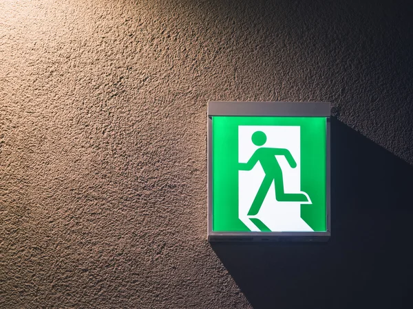 Señal de salida de incendios Caja de luz en la pared Fondo Señalización de seguridad — Foto de Stock