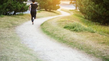 İz üzerinde çalışan kadın açık egzersiz izlemek