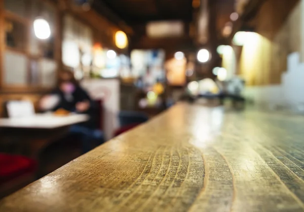 Mesa mostrador Bar restaurante fondo con personas borrosas —  Fotos de Stock