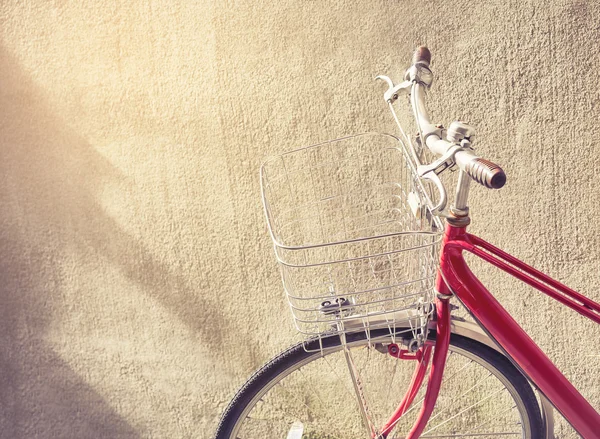Kırmızı bisiklet duvar arka plan Vintage tarzı etkisi üzerinde — Stok fotoğraf