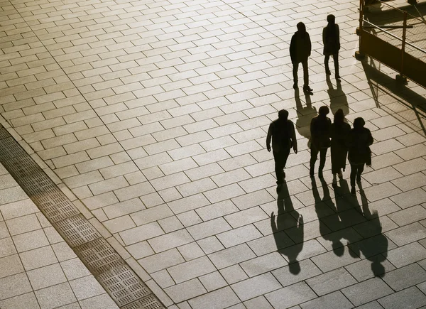 Menschen zu Fuß auf dem Weg von oben Ansicht Silhouette — Stockfoto