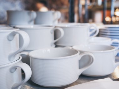 Çorba kase yığınında Restoran Cafe