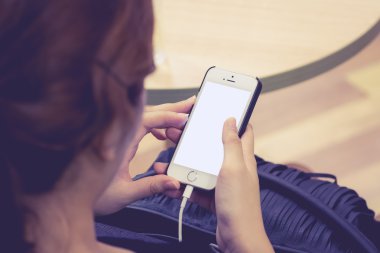 Akıllı telefon ile boş ekran tutan genç kız