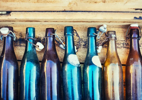Botellas cerveza sidra lager sobre fondo de madera —  Fotos de Stock
