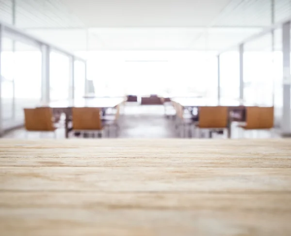 Plateau avec espace de bureau flou Salle de réunion Salle de séminaire Contexte — Photo