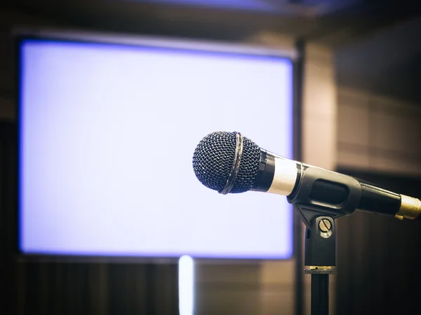Mikrofon s prázdnou obrazovkou pozadí konference seminář událost — Stock fotografie