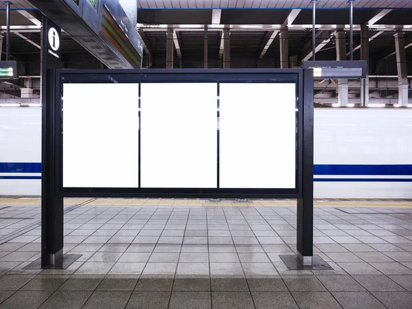 Poster vuoti Informazioni sugli orari dei modelli alla stazione ferroviaria — Foto Stock