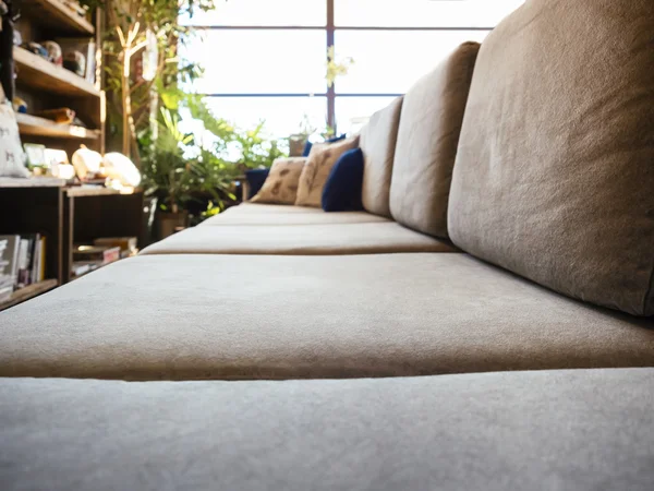 Sofa-Sitz im Wohnzimmer Sonnenlicht Fenster und Bücherregal Wand — Stockfoto