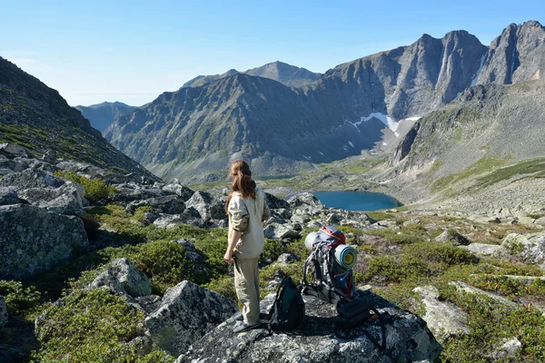 La fille sur le lac dans les montagnes de la chaîne de Barguzin — Photo